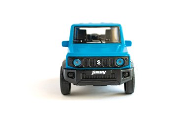 Suzuki Jimny off-road aracı, mavi. Turizm ve aşırı maceralar için bir araba. Beyaz arkaplanda oyuncak modeli.