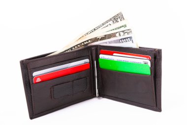 Kredi kartlarıyla cüzdanı aç ve beyaz arka planda dolarları