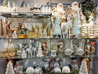 Noel ağaçları, Noel Baba 'lar ve balonlar tezgahlarda ticari eşyalar. Noel mallarının şenlikli satışı.