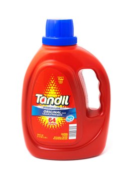 Beyaz arka planda kırmızı şişede Tandil sıvı ev çamaşır deterjanı.