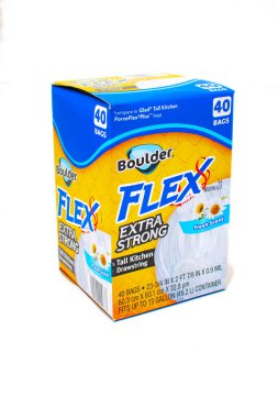 FLEX plastik çöp torbalarının paketlenmesi. Beyaz bir arkaplanda izole edilmiş.