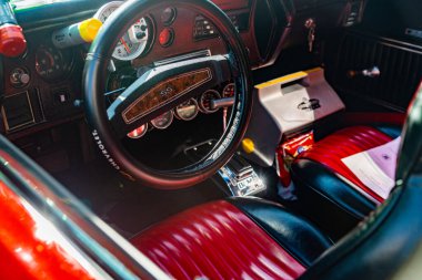 Kırmızı Chevrolet Chevelle SS retro yarış arabası iç görünümü.
