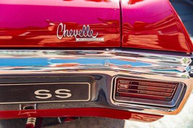 Kırmızı retro yarış arabası Chevy Chevrolet Chevelle SS arka penceresi.