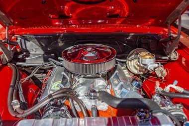  Kırmızı Chevrolet 396 turbo araba. Motoru kaputun altına yaklaştır..