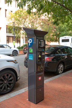 Şehir merkezinde güneş enerjisiyle çalışan otonom park ödeme makinesi.