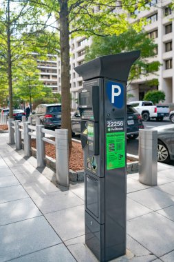 Otomatik güneş enerjisiyle çalışan yol kenarında temas kurulamayan park ödeme makinesi.