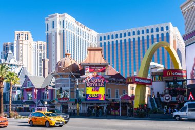 Las Vegas sokaklarının tuhaf mimarisi. Ünlü binaların ve dönemlerin kopyaları..