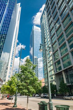 Charlotte şehrinin modern binalarının alçak açılı görüntüsü şehrin gökyüzüne karşı.