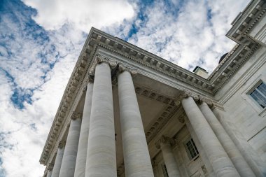 Beyaz bulutların altındaki klasik anıtsal sütunların üstünden görüntüle.