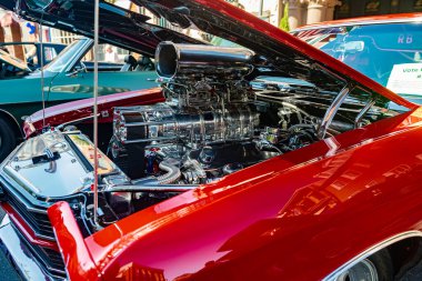 Chevrolet Chevrolet Chevelle SS yarış arabasının kaputunun altında güçlendirilmiş ya da turbo şarjlı motor.. 