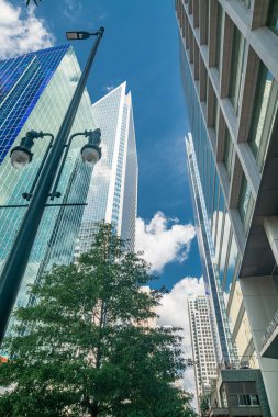 Şehrin iş merkezinde gökdelenleri olan şehir manzarası. Aşağıdan yukarıya bak.