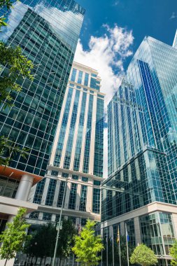 Gökdelenlerin cam duvarlarındaki bulutların yansıması. Aşağıdan görüntüle.