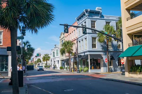 Charleston şehir merkezinin tarihi mimarisi, Güney Carolina. Butiği, restoranı ve mağazası olan bir sokak.