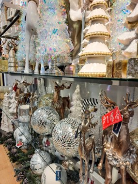 Noel ağaçları, Noel Baba 'lar ve balonlar tezgahlarda ticari eşyalar. Noel mallarının şenlikli satışı.