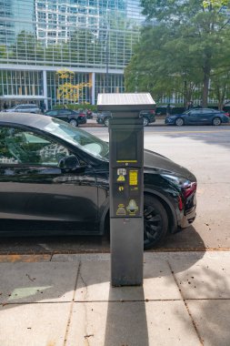 Otomatik güneş enerjisiyle çalışan yol kenarında temas kurulamayan park ödeme makinesi.