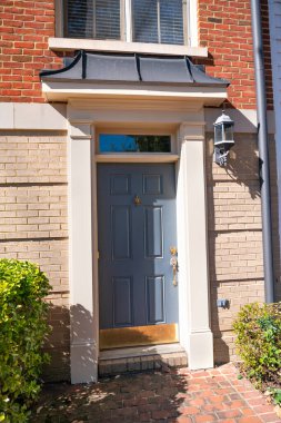 Kırmızı tuğla evin ahşap dış kapısı.