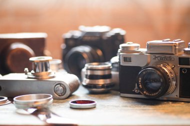 SSCB zamanından kalma klasik film kamerası seti. Yakın plan, seçici odaklanma