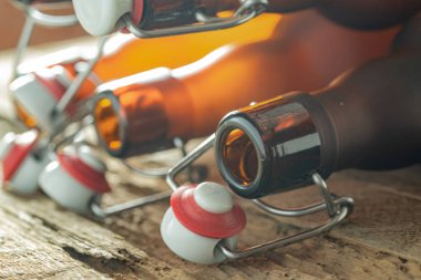 El yapımı gelenek: Bugel tıkaçlı kahverengi bira şişeleri. Lezzeti yakalamak, mükemmelliği mühürlemek.