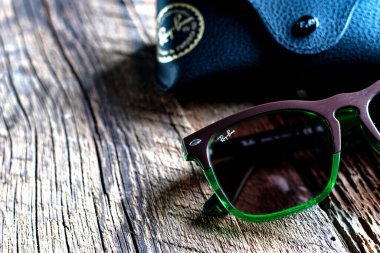 Ray Ban marka logolu güneş gözlüğü ve yeşil çerçeveli güneş gözlüğü..