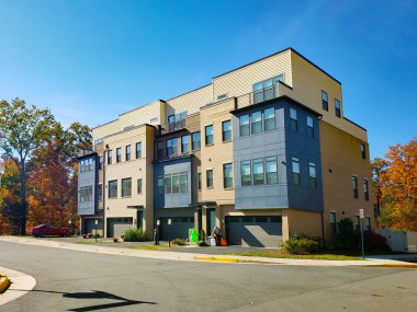 Garajları olan modern tuğla evler.