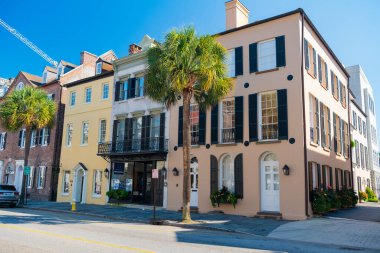 Güney Carolina 'nın tarihi Charleston kentindeki binaların mimarisi.. 