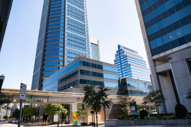 Jacksonville, Florida 'nın yüksek katlı aynalı binaları. Sıcak, güneşli bir gün.