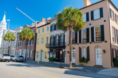 Güney Carolina 'nın tarihi Charleston şehir merkezindeki sokaklar boyunca uzanan muhteşem eski binalar..