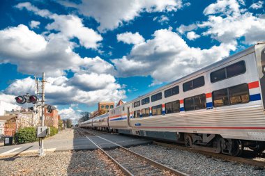 Virginia Tren İstasyonu treni Manassas, Virginia 'da bulutlu mavi gökyüzünün altında..