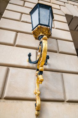 Klasik tarz duvar, gaz sokak lambasına monte edilmiş..