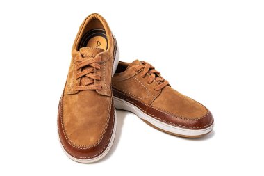 Bir çift süet yarı sezonluk çizme, beyaz arka planda Clark markasından..