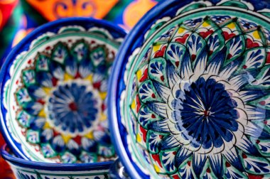 Geleneksel Özbek süslemeleri ile seramik tablo takımı. 