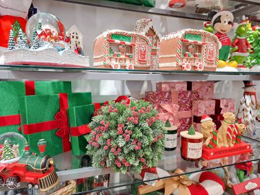 Süpermarketteki raflarda Noel ağaçları ve hediyeler. Bir mağazada Noel süslemeleri olan raflar. Alışveriş konsepti