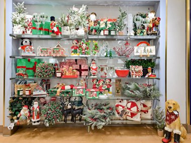 Süpermarkette süslü Noel tezgahları. Bir mağazada raflar. Alışveriş konsepti