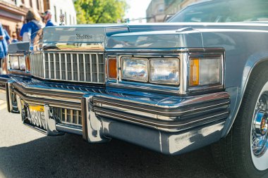 Cadillac, Amerikan otomobil endüstrisinin efsanesi. Retro araba, ön manzara..