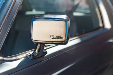 Cadillac, Amerikan otomobil endüstrisinin efsanesi. Dikiz aynasındaki yazı