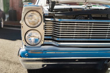  Mangal manzarası ve eski bir Cadillac 'ın farları, Amerikan otomobil endüstrisinin efsanesi..