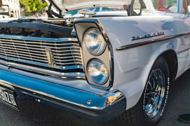 Cadillac, Amerikan otomobil endüstrisinin efsanesi. Retro araba, ön manzara..