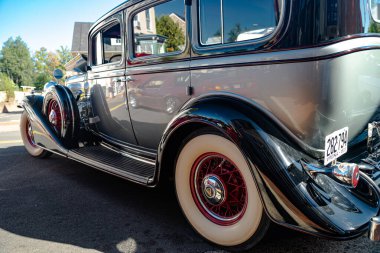 1930 'ların Cadillac' ı. Amerikan Cadillac 'ının amblemli arka ve tekerlek görüntüsü..