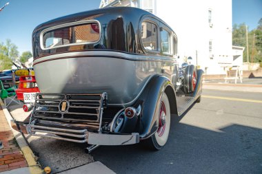 30 'ların Cadillac' ı. Bir Amerikan eski Cadillac amblem arabasının arka penceresi.