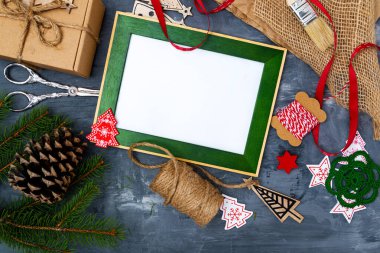 Noel hediyesi kutusu, karton, makas, çuval bezi ve tebrik için fotoğraf çerçevesi. Yeni Yıl Arifesi Düzeni.