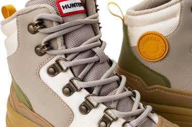 Erkeklerin su geçirmez botları Bağcıklar ve amblem yakın çekim.