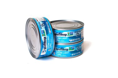 Üç kutu Kuzey Yakala Hafif Ton Balığı konservesi.