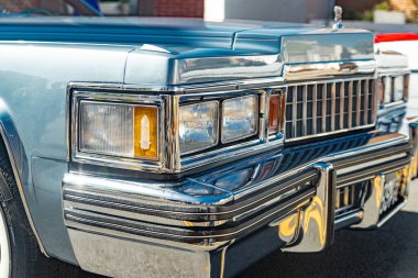  Mangal manzarası ve eski bir Cadillac 'ın farları, Amerikan otomobil endüstrisinin efsanesi..