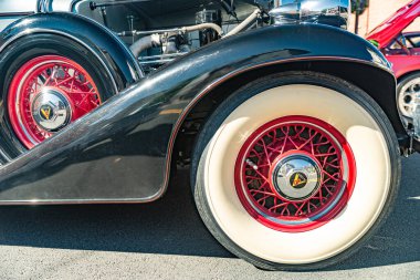 1930 'lardan kalma Cadillac V8 otomobil. Üzerinde amblem olan eski bir Amerikan Cadillac 'ının tekerine yakın çekim..