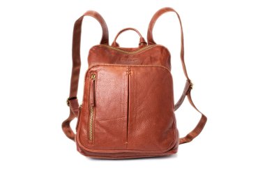 Deri, beyaz bir arka planda Amerikan derisinden yapılmış kadın sırt çantası..