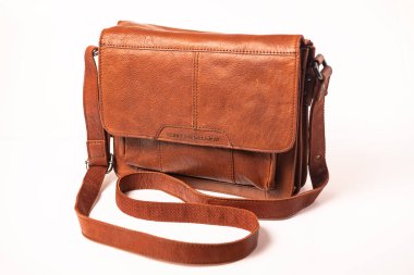 Sivri uçlu omuz askısı ve beyaz arka planda serçesi olan şık bir deri çanta..