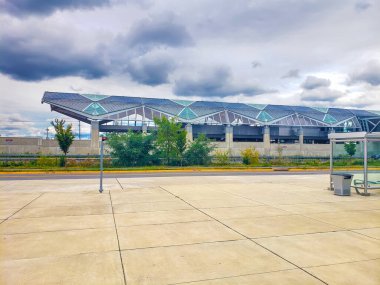 Ashburn, Virginia 'da cam çatılı yüksek bir metro istasyonu..