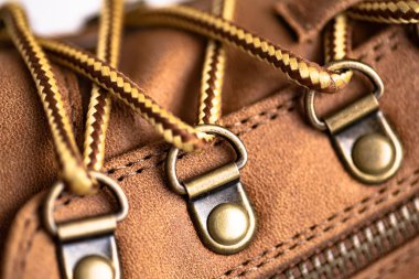 Kahverengi deri bir botun bağcıklarını yakın plan çek.