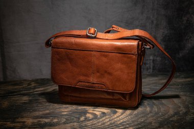 Omuz askılı şık bir deri çanta.