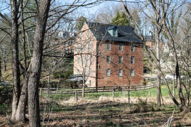 Eski su değirmeni. Üç katlı tuğla bina 1830 'da inşa edilmiş..